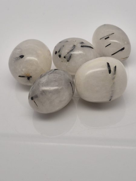 Kwarc z turmalinem otoczak