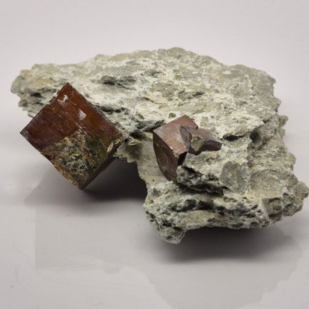 Piryt kryształ na skale 1