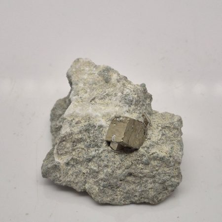 Piryt kryształ na skale 3