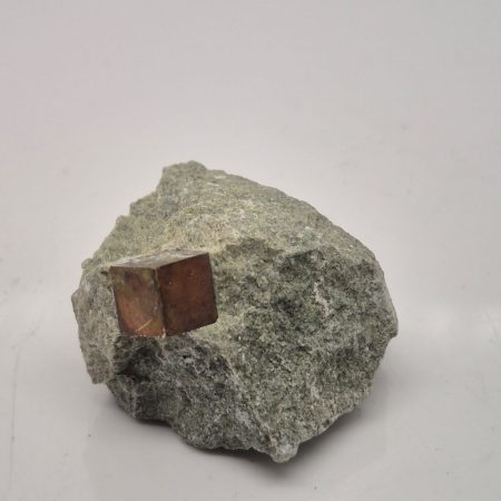 Piryt kryształ na skale 4